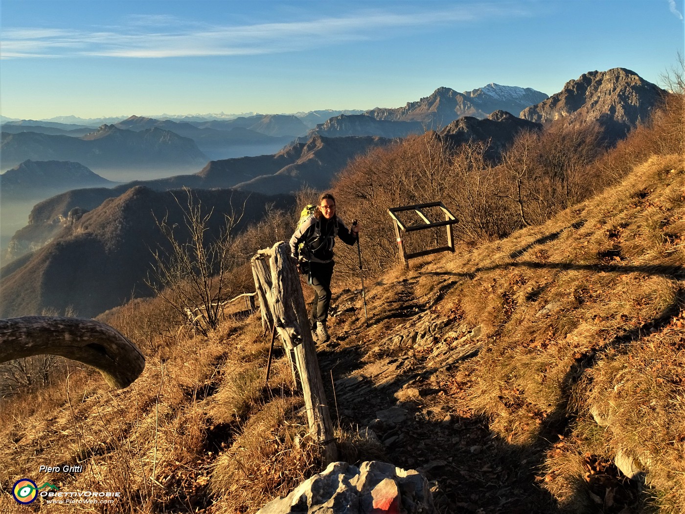 65 Vista dal Monte Tesoro verso Resegone e Grigne nella luce dell'imminente tramonto.JPG